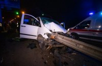 В Киеве микроавтобус с 4 детьми напоролся на отбойник по дороге в Борисполь