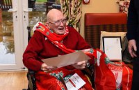Главный тренер "Ливерпуля" поздравил суперфана со 104-летием, подарив ему билет на матч