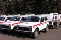Азаров привез днепропетровским медикам китайские автомобили