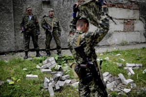 В Донецкой области террористы захватили торговый центр, гостиницу и АЗС, - МВД