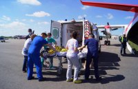 Самолет спасателей транспортировал из Запорожья в Киев 3-летнюю девочку