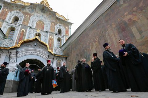 Около ста "подозрительных лиц" возле Лавры забрали в полицию для установления личности