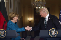 Трамп опубликовал фото рукопожатия с Меркель