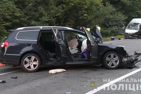 Один человек погиб, 7 травмировались из-за столкновения легковушки с микроавтобусом под Винницей