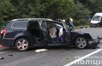 Один человек погиб, 7 травмировались из-за столкновения легковушки с микроавтобусом под Винницей