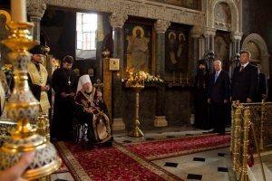 Янукович помолился в Киево-Печерской Лавре