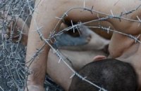 В Санкт-Петербурге голый художник замотал себя в колючую проволоку