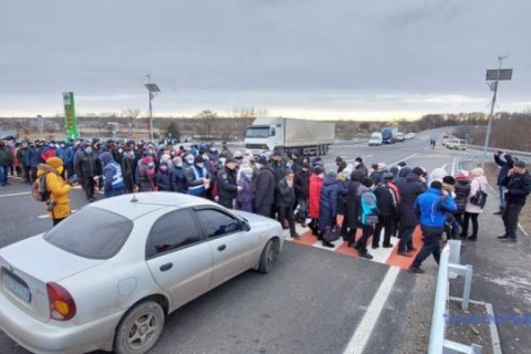 В Запорожье митингующие перекрыли трассу из-за строительства каолинового карьера
