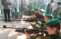 В школе Симферополя детей учили собирать и заряжать автомат Калашникова