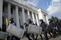 З-під Ради терміново зняли оточення: командир заштовхував бійців в автобуси (ДОДАНО ФОТО)