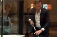 Премьер Нидерландов пролил кофе на входе в парламент и сам вытер его шваброй