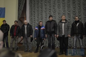 В Мариинском парке дежурят 200 "титушек"