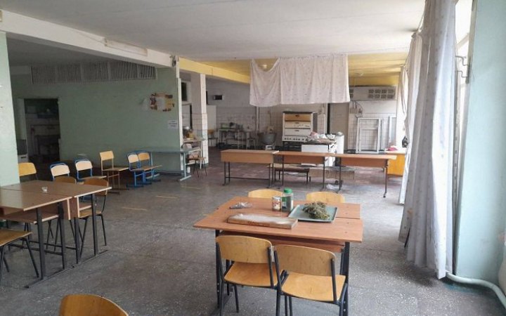 Їжу для школярів у Маріуполі готують на вулиці, – рада міста