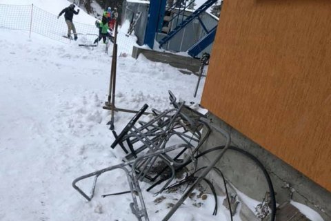 На Драгобрате двое туристов выпали с подъемника