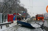 На проспекте Глушкова в Киеве фура снесла остановку (обновлено)