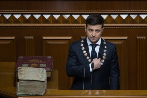 У Зеленского во время  инаугурации упало президентское удостоверение 