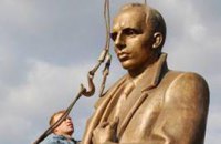 У Бандеры отобрали героя. Окончательно