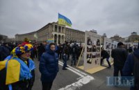 Проезжую часть на Майдане перекрыли щитами с портретами Небесной сотни
