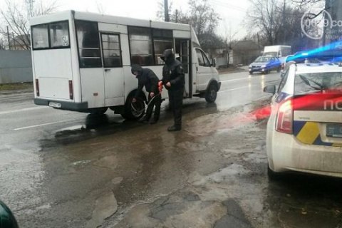 В Мариуполе на маршрутку упал фонарь