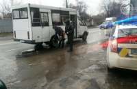В Мариуполе на маршрутку упал фонарь