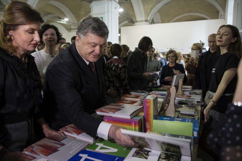 Порошенко назвал 6 знаковых для него книг