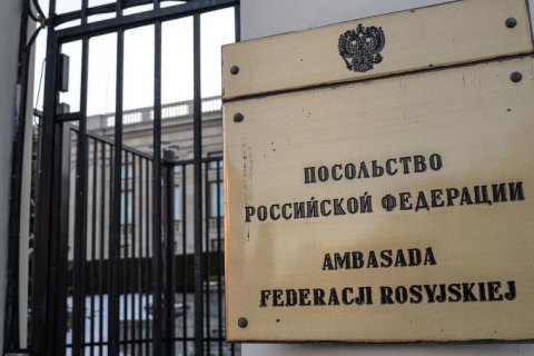 Польша высылает из страны трех дипломатов РФ 