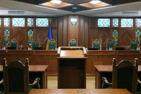 Конституционный суд отложил рассмотрение закона о люстрации