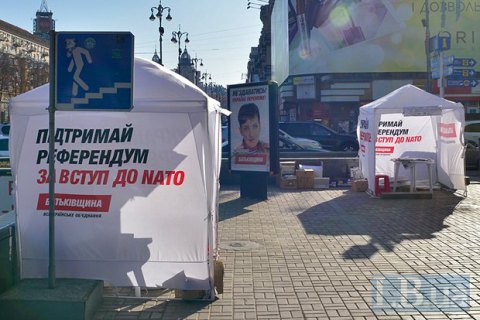 Полиция Киева ​разыскивает мужчину, который порезал агитационную палатку одной из партий