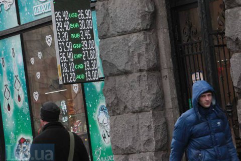 Средневзвешенный курс доллара на межбанке впервые с января упал ниже 25 грн