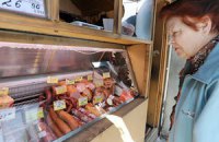 Малообеспеченных россиян переводят на продовольственные карточки