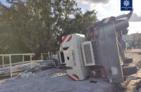 На Борщаговском путепроводе в Киеве, который ремонтируется, рухнул автокран