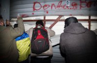 Участники Автомайдана повредили ворота в резиденции Медведчука и Азарова (добавлены фото)
