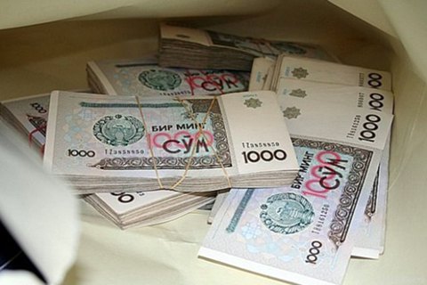 Узбекистан резко девальвировал национальную валюту