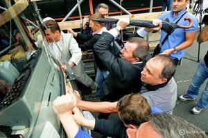 Милиция возбудила уголовное дело по факту повреждения милицейских автобусов