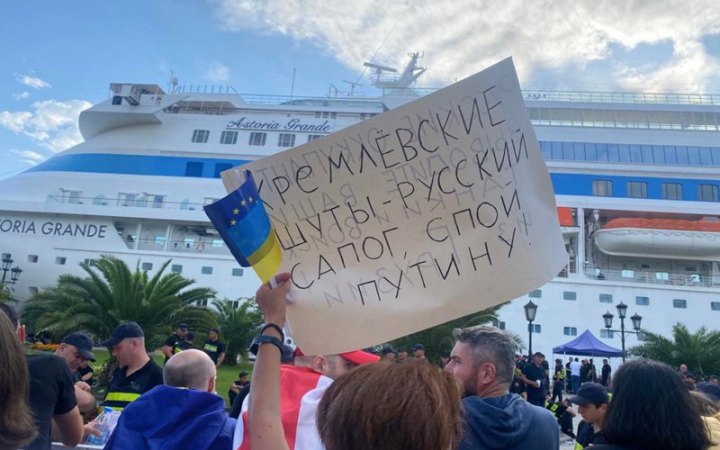 Російський лайнер у Батумі зустріли протестувальники. 9 затримано, серед них українка