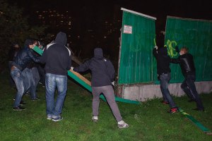 Милиция начала охоту на активистов, которые сносят строительные заборы