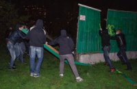 Милиция начала охоту на активистов, которые сносят строительные заборы