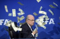 Блаттер продолжает получать зарплату после отстранения