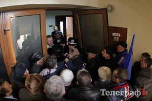 В Кременчуге сторонники Евромайдана выломали двери в фойе горсовета