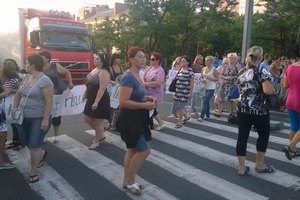 У Миколаєві міліція відтіснила родичів десантників, які заблокували міст (додано відео)