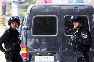В Китае супруги 20 лет продержали сына в деревянной клетке