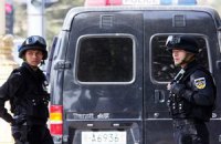 В Китае супруги 20 лет продержали сына в деревянной клетке