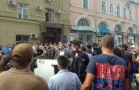 Заместителя Кернеса бросили в мусорный бак возле мэрии Харькова