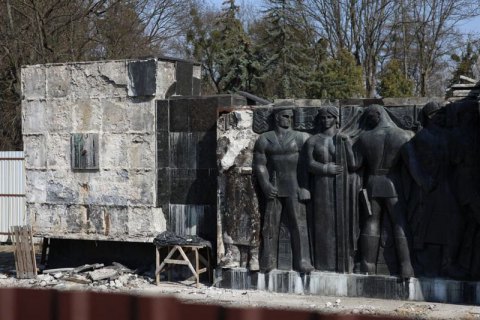 У Львові почали демонтаж барельєфів Монумента слави