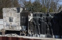 У Львові почали демонтаж барельєфів Монумента слави