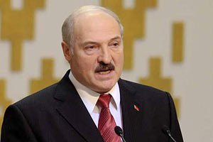 Лукашенко закроет беларусам доступ к "оголтелым" российским СМИ
