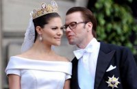 Шведский принц решил научить своих детей ездить в метро и стоять в очередях