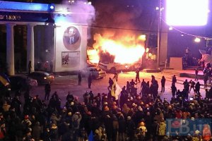 Протестующие вооружаются прутьями