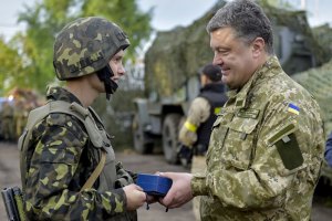 Порошенко наградил орденами 113 участников АТО