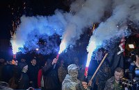 Націоналісти Коханівського закидали камінням і піротехнікою офіс Ахметов